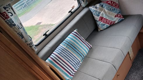 VW Navigator – Volkswagen Coachbuilt U-förmiger Lounge-Teilintegrierter mit 4 Schlafplätzen aus dem Jahr 1999