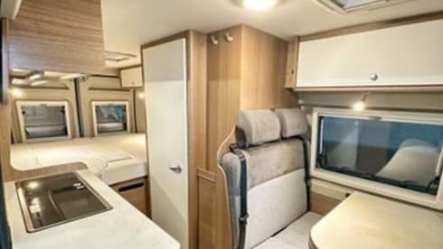 Niks hoeve – 4p Carado bus uit 2021