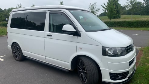 VW T5 campervan 4 berth/6 seats