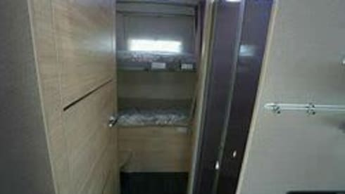 Betty Ann – Betty Ann est un camping-car automatique de luxe à 5 places et 6 couchettes,