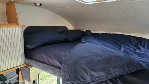Ellie – Comfortable 4-Berth Motorhome with Large Garage for Hire