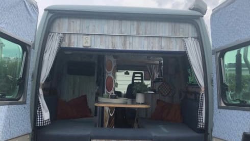 Billie – 2p Peugeot bus from 2000