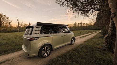 ELSEWHERE I Selected places by Slow Heritage® I – Combi VW ID Buzz électrique haut de gamme avec aménagement design  