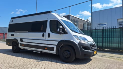 Spazio 4 – AmorA-Camper mit Fahrradgarage und Längsbett 180x200cm