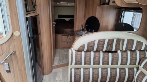 Fully equipped neat Pilote camper semi-integrated
