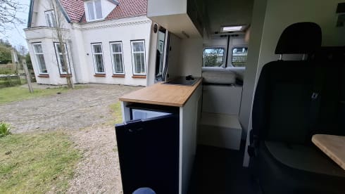 4p VW Crafter offgrid bus uit 2026 met lengtebed, daktent en fietsendrager