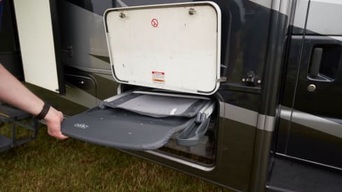 Fleetwood Ford E450 – C driving license. American 9 person big camper hire in the Netherlands