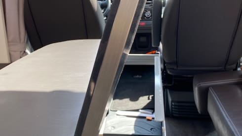 Geniet van ‘Camper Exclusief’ 💃🏻 – Super cool Camper CHAUSSON with Queen size bed.