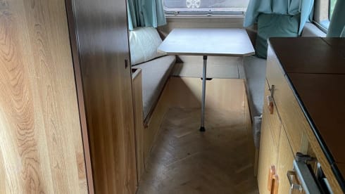 2p Volkswagen campervan uit 1977