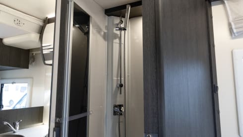 UXA – Fixed Island Bed 4 Berth | Ideal for couples | Dog Friendly 