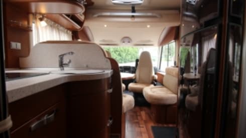 zeer luxe Hymer Integraal camper voor 4-5 personen met Airco