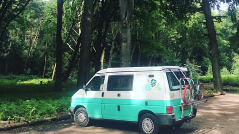 Bessie – 4p Volkswagen T4 campervan with lifting roof