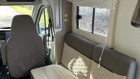 Location de camping-car semi-intégré de luxe Benimar – automatique – 5 places – 2026