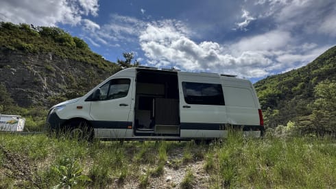 The Laurent – Luxury 3 berth Mercedes-Benz 907 Campervan