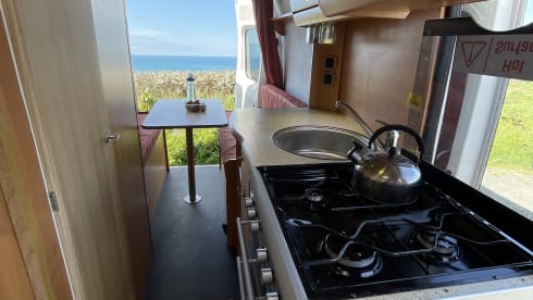 Camper Citroën Relay 2 del 2012 dotato di doccia e servizi igienici a bordo