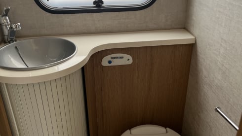 Jai the Camper – Beautiful and trendy 7p Rimor alcove from 2017