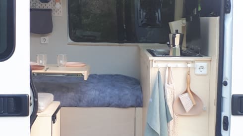 Atmospheric modern bus camper (3 pers)