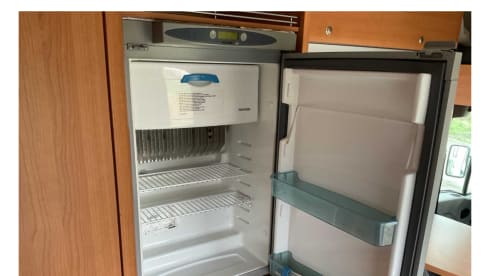 Rolling Happiness – 5p Renault alcove from 2008