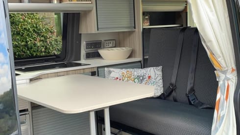 Lovely 4 Berth Campervan VW T5.1 - Adventure Awaits!