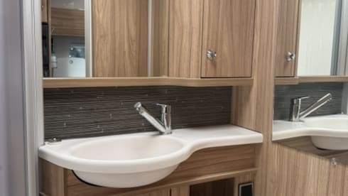 Enjoy Hymer Camper (2018) – 2p Hymer Compact met lengte bedden