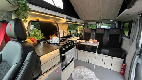Van Damme – Renault traffic LWB luxury campervan ( 2 adults & pet friendly  )