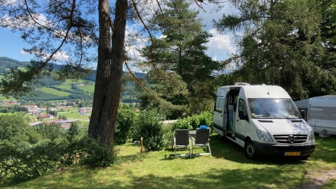 Pistachio – Mercedes Sprinter with large bed and extensive kitchen