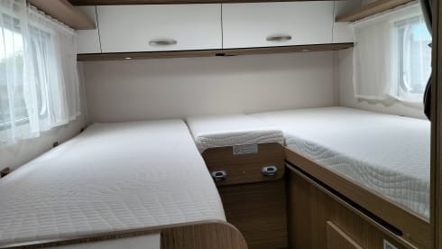 Vannie – From 2022!! - Brand new 2-person camper - Carado V337  
