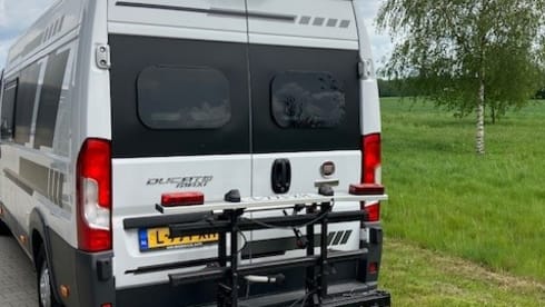 Heunie 1 – Beautiful camper van from 2017 with 2 lengthways beds