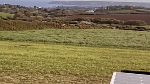 Big Red – 3-persoons Mercedes-Benz (Off Grid Solar) Birmingham-Oxford