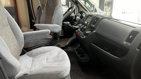 Guusje – Hymer with length beds super luxury camper