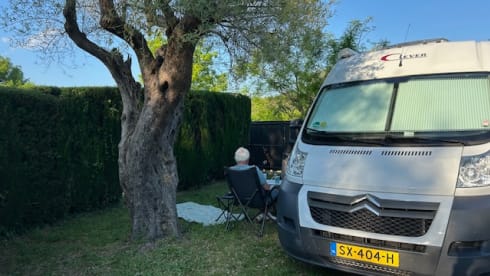 buzz2 – Comfortable and compact bus camper with 2 sleeping places