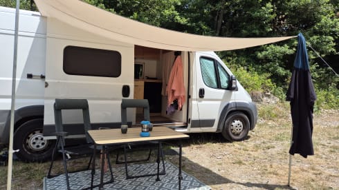 Boxy – Spacious off-grid bus camper 'Boxy' 2/3 pers. (2014)