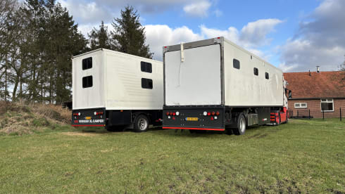 9 persoons trailer/camper  – Very spacious 8 to 9 person camper. 