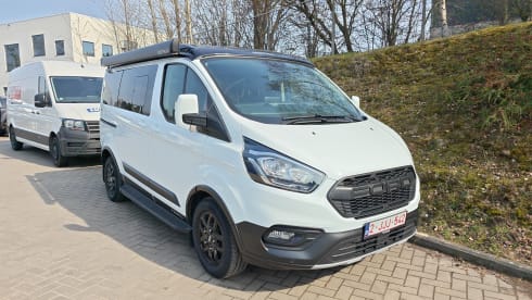ROSA – Campervan Ford per 4 persone del 2023