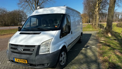 Henry – Trendy, 2-3 person off grid camper bus, suitable for all seasons!