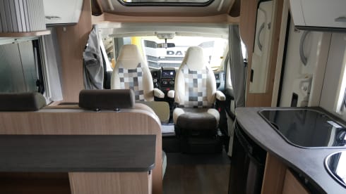 Sunlight T58, Compact 6-meter Semi-Integrated with French bed!