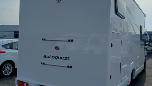 Autocarro semi-integrato Peugeot a 4 posti letto dal 2026