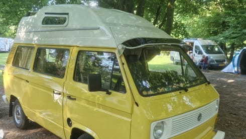 De Gele – 4p Volkswagen bus from 1980