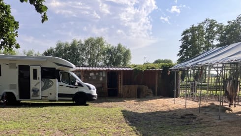 Luxus-Wohnmobil Chausson 720 – 6 Schlafplätze, Hubbett, Klimaanlage & Solaranlage