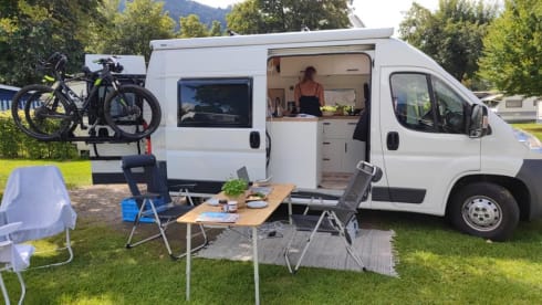 Hip self-built camper bus