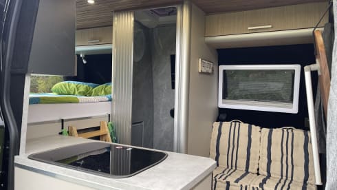 Houseonwheels 2 – Renault master buscamper jan 26 100 KM douche/ toilet ruimte standkachel.