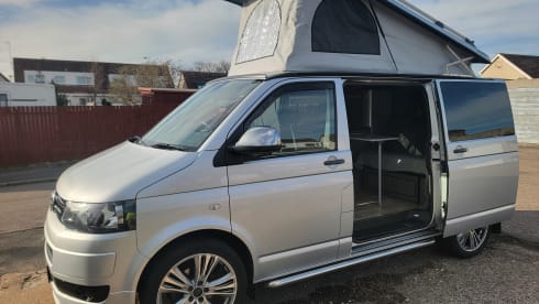 Optimus – Beautiful 4 berth Volkswagen campervan from 2011