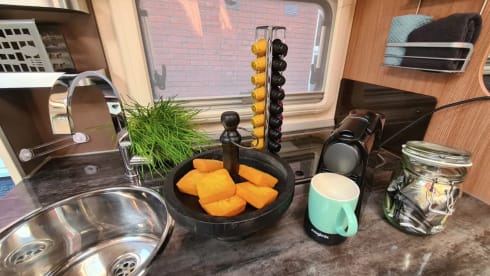 Birdy – Geweldige camper met 4 vaste bedden voor familie of events - XL garage