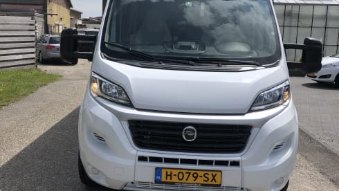 Young luxury 3p camper with automatic transmission Fiat Carado T337 semi-integrated 