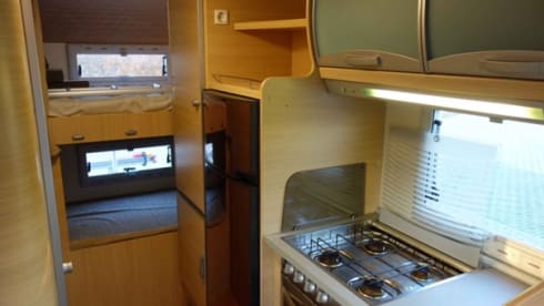 Mardy – Well maintained 3 person camper (alcove) for rent