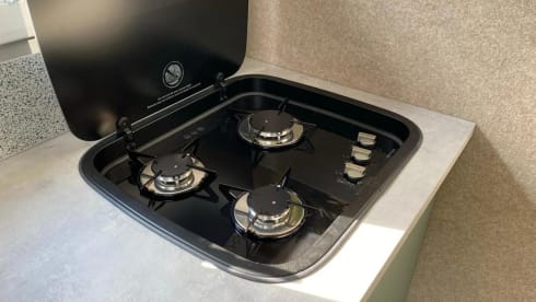 gemütlicher, netzunabhängiger Camper-Kastenwagen mit Terrasse