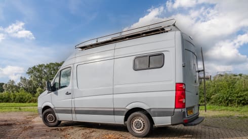Keesie – Volkswagen Crafter Off-Grid Bus Camper with Roof Terrace