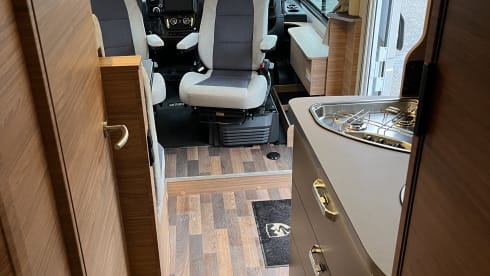 Very new and luxurious 4 person integrated camper Weinsberg CaraCore 650 MEG