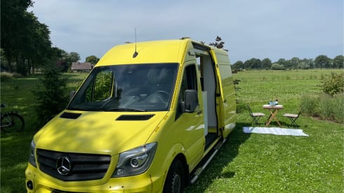 Camperlance – Camping-car confortable pour deux personnes construit soi-même (ancienne ambulance)