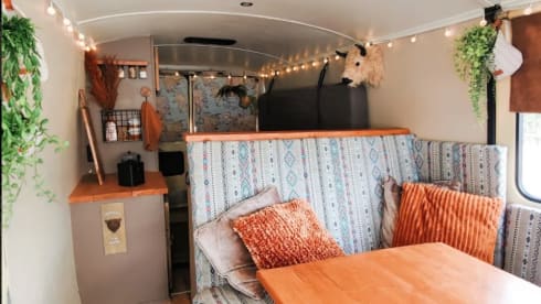 Columbuz  – Cool old Red Cross bus from 1985